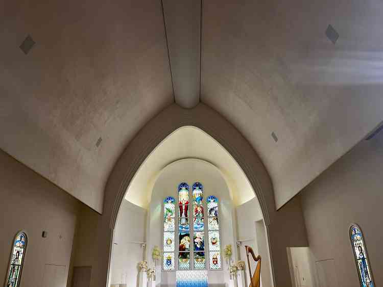 チャペル内は素敵なステンドグラスがあり、高さのある天井のため開放感があります。