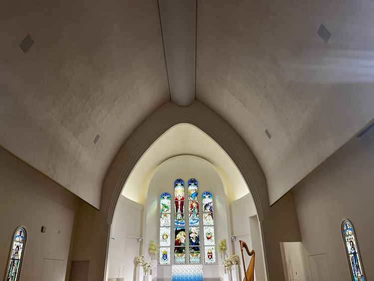 チャペル内は素敵なステンドグラスがあり、高さのある天井のため開放感があります。