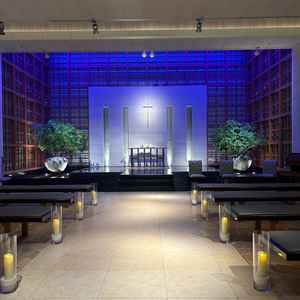 チャペルです。水と木とライトの融合で珍しい雰囲気です