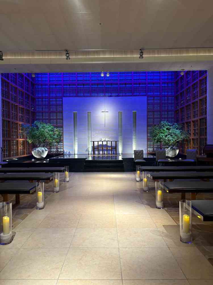 チャペルです。水と木とライトの融合で珍しい雰囲気です