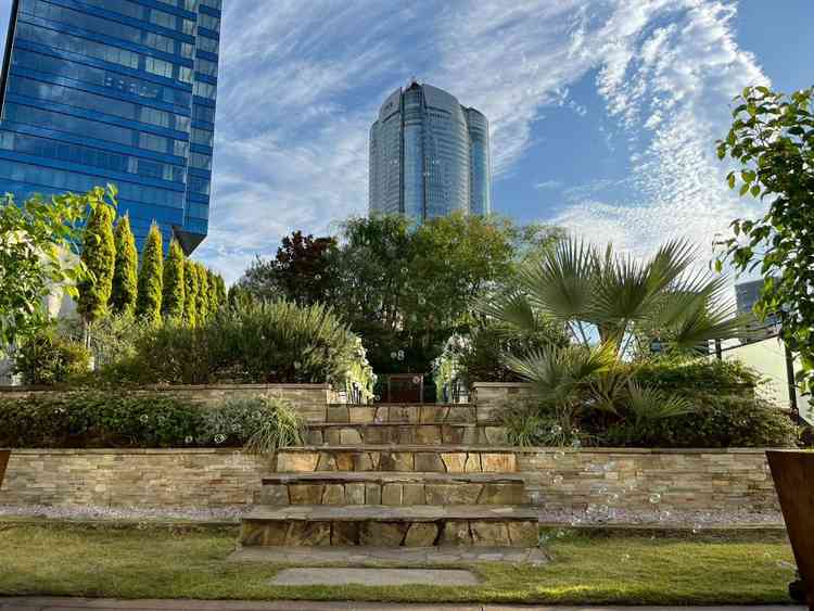 ガーデンチャペルです。天気も良くかなり素敵に感じましたが、思っていたよりはこじんまりした印象でした。