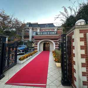 日中の外観。赤絨毯が素敵です。