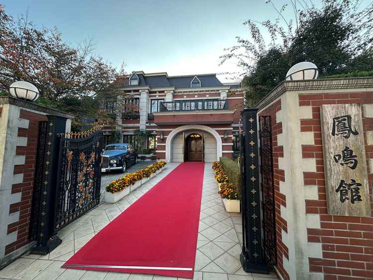 日中の外観。赤絨毯が素敵です。