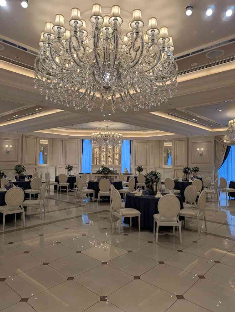 式場も部屋の形に工夫があり、ゲストが新郎新婦をどの席からも見易いようになっていました。