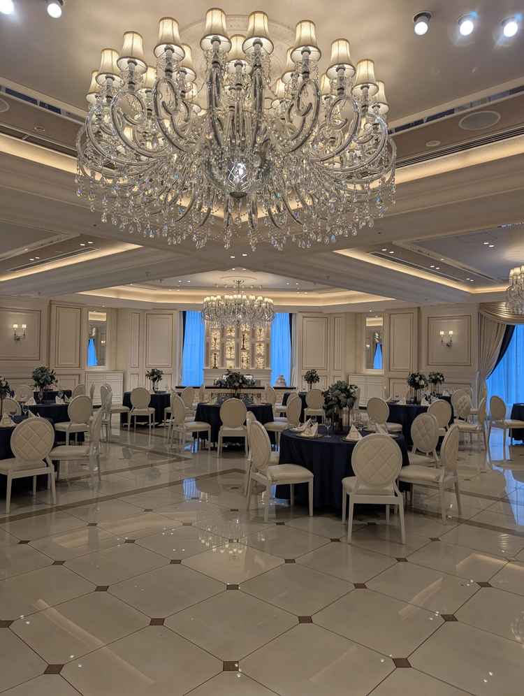 式場も部屋の形に工夫があり、ゲストが新郎新婦をどの席からも見易いようになっていました。