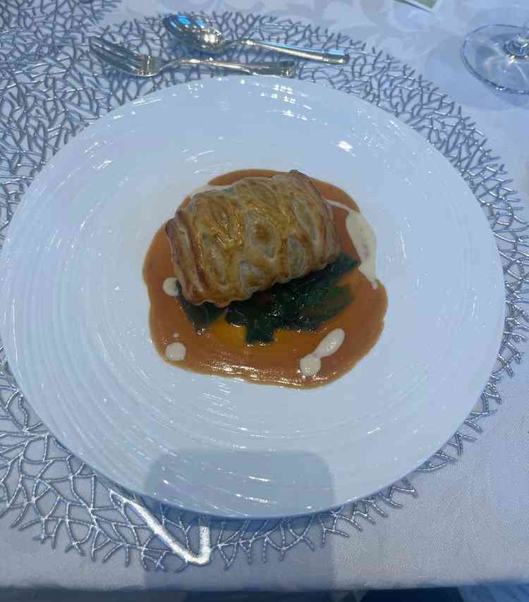 試食会の魚料理。パイ生地が厚すぎず、中の魚は柔らかく、どの世代も食べやすい料理。