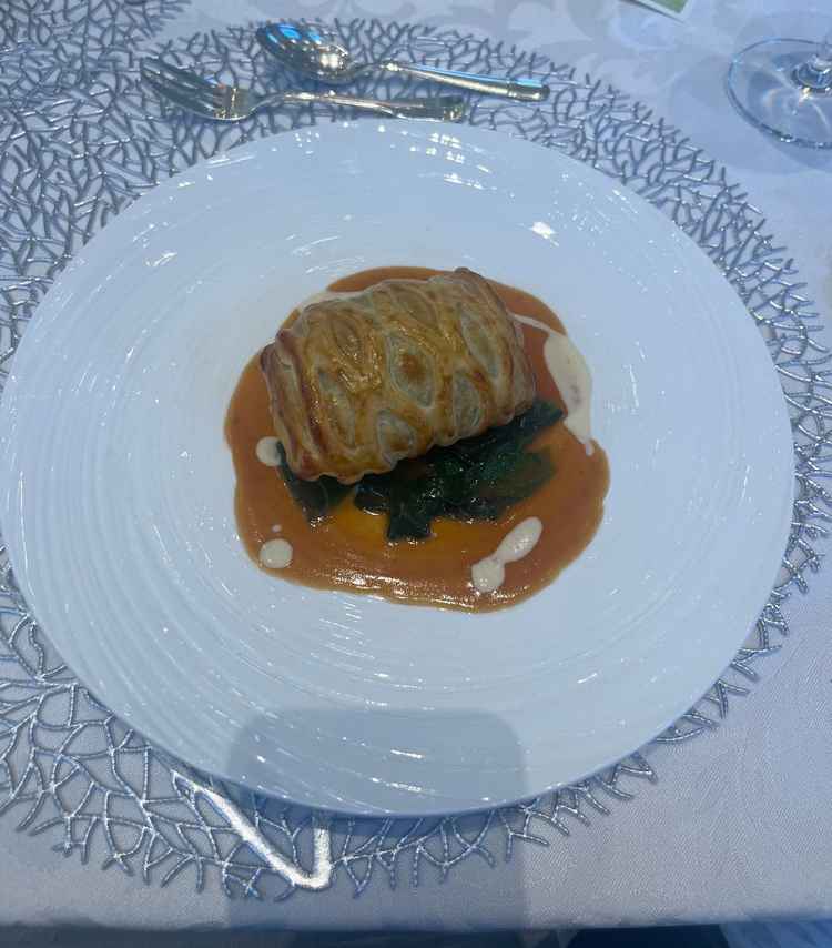 試食会の魚料理。パイ生地が厚すぎず、中の魚は柔らかく、どの世代も食べやすい料理。