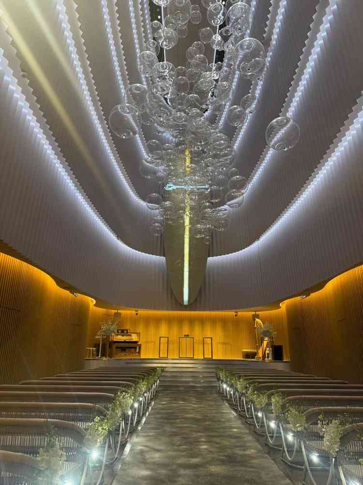 まるで海の中にいるようなチャペルで、暖房で泡のようなガラスが揺れていてとても幻想的でした。