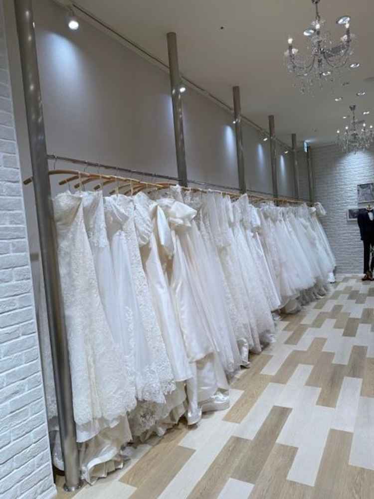 衣装室の雰囲気。ドレスも最新のものがありかわいい。