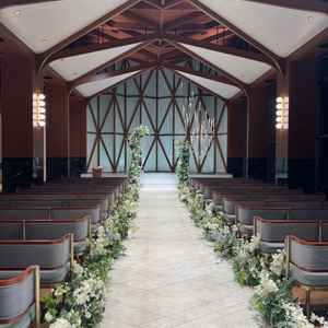 夜のチャペルを見学いたしました。外が真っ暗にも関わらずとても明るい印象で素敵でした。