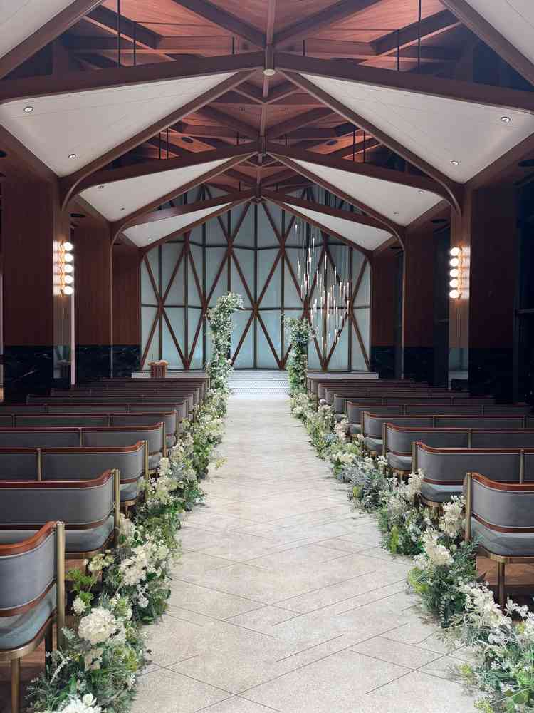 夜のチャペルを見学いたしました。外が真っ暗にも関わらずとても明るい印象で素敵でした。