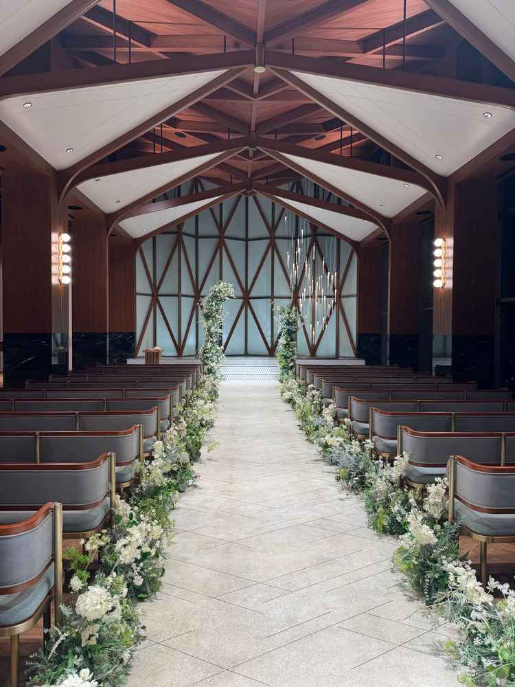 夜のチャペルを見学いたしました。外が真っ暗にも関わらずとても明るい印象で素敵でした。