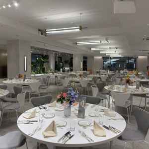 最近海外で流行ってきているスタイルの照明を使った規模感もある披露宴会場です。