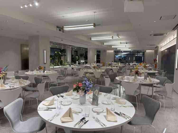 最近海外で流行ってきているスタイルの照明を使った規模感もある披露宴会場です。