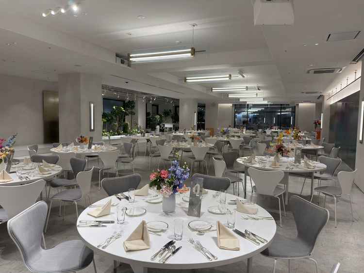 最近海外で流行ってきているスタイルの照明を使った規模感もある披露宴会場です。