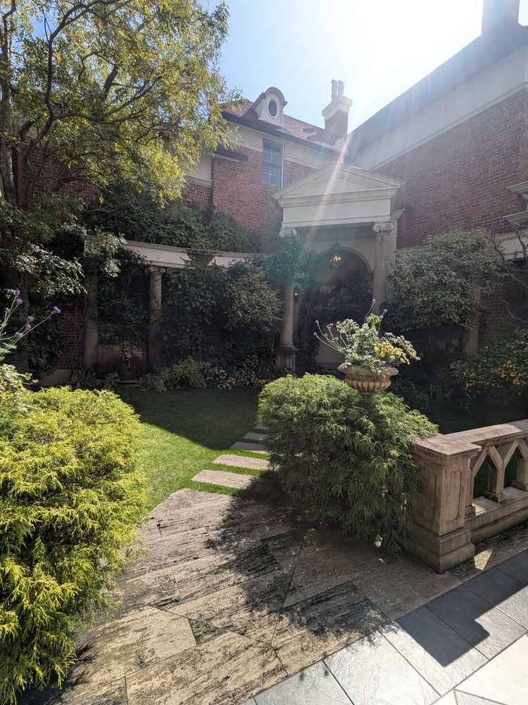 お庭は全て本物の植物だそう。