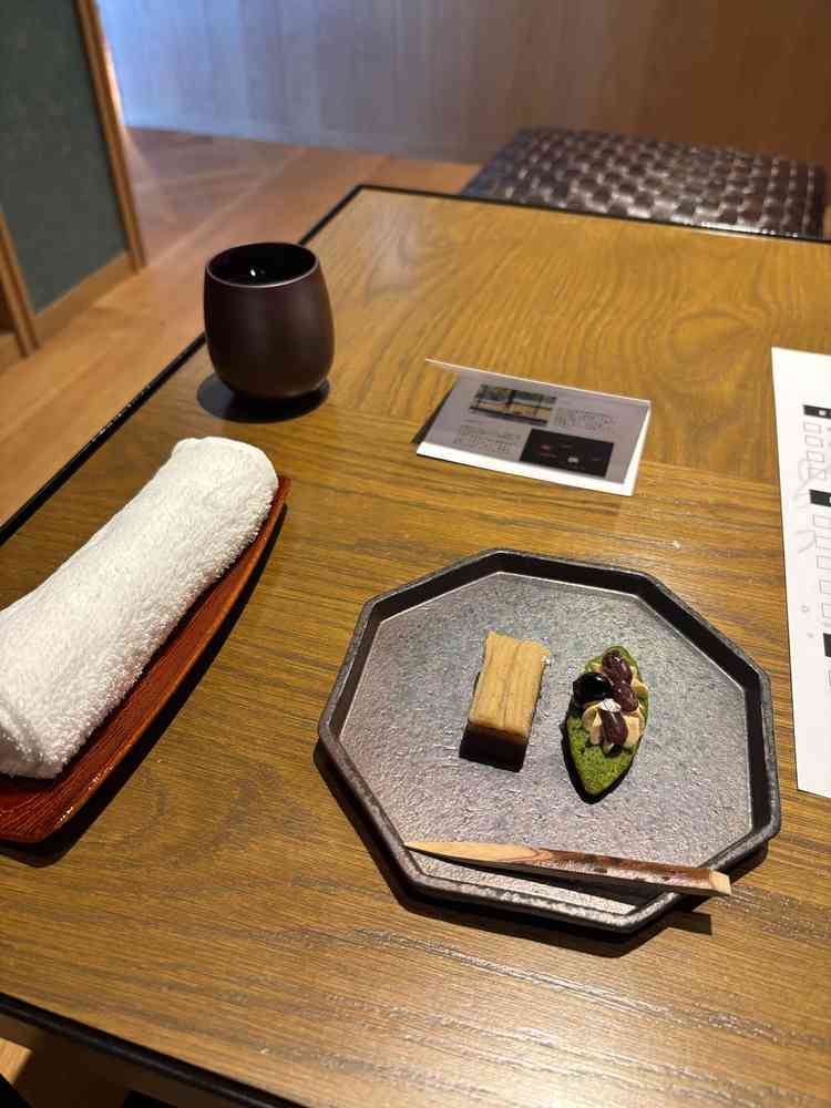 サロンでお茶とお菓子の提供。とても美味しかったが、アンケート回答で30分ほどの待機時間があった。