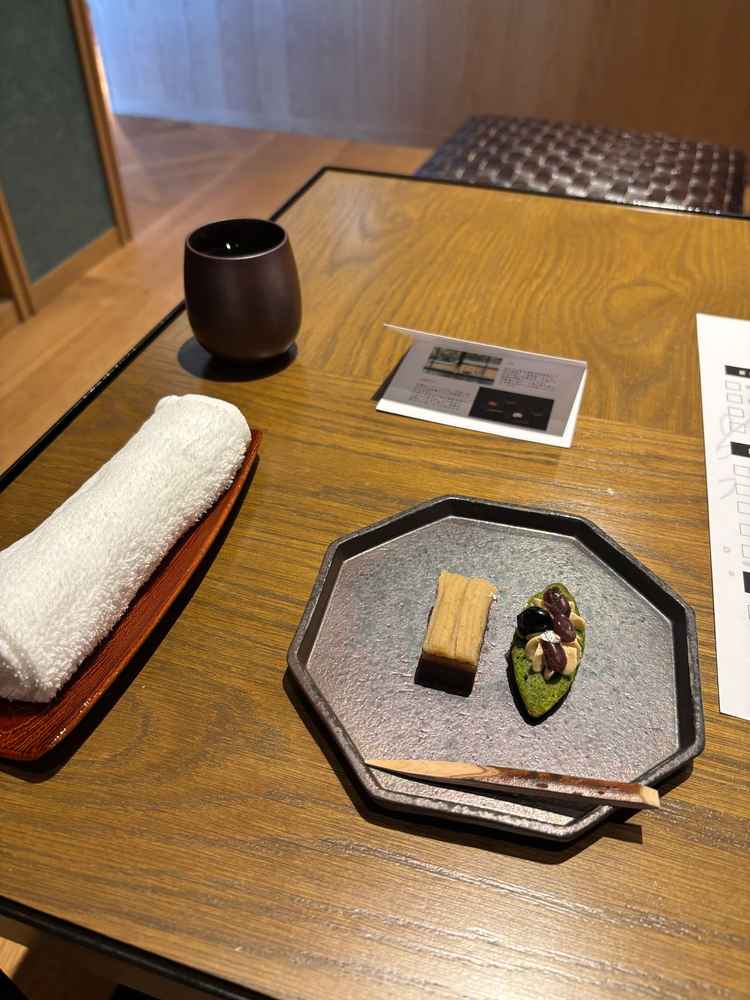 サロンでお茶とお菓子の提供。とても美味しかったが、アンケート回答で30分ほどの待機時間があった。