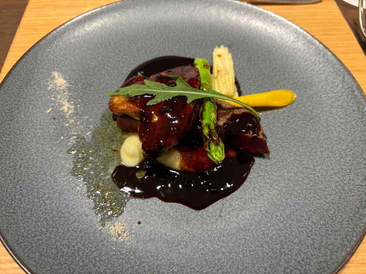 試食したメインのステーキ。華やかな見た目で目でも舌でも楽しめるお食事でした。