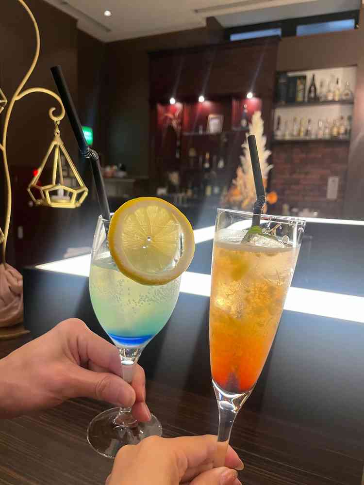 控え室の見学にてオリジナルカクテルを用意してくださってました。バーのようでおしゃれな作りでした。