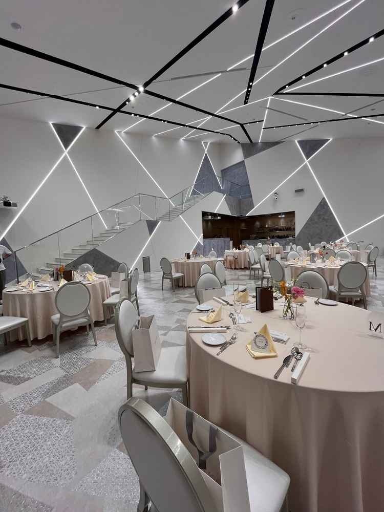 もう一つの披露宴会場はまた違った雰囲気で、お姫様気分を味わえる素敵空間でした。どちらの会場も素敵！