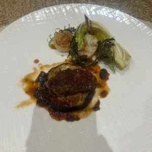 メイン料理のお肉です。2番目のランクのコースでした。少し脂身が多く、味が濃かったです。