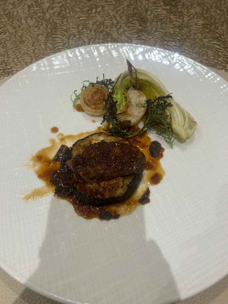 メイン料理のお肉です。2番目のランクのコースでした。少し脂身が多く、味が濃かったです。