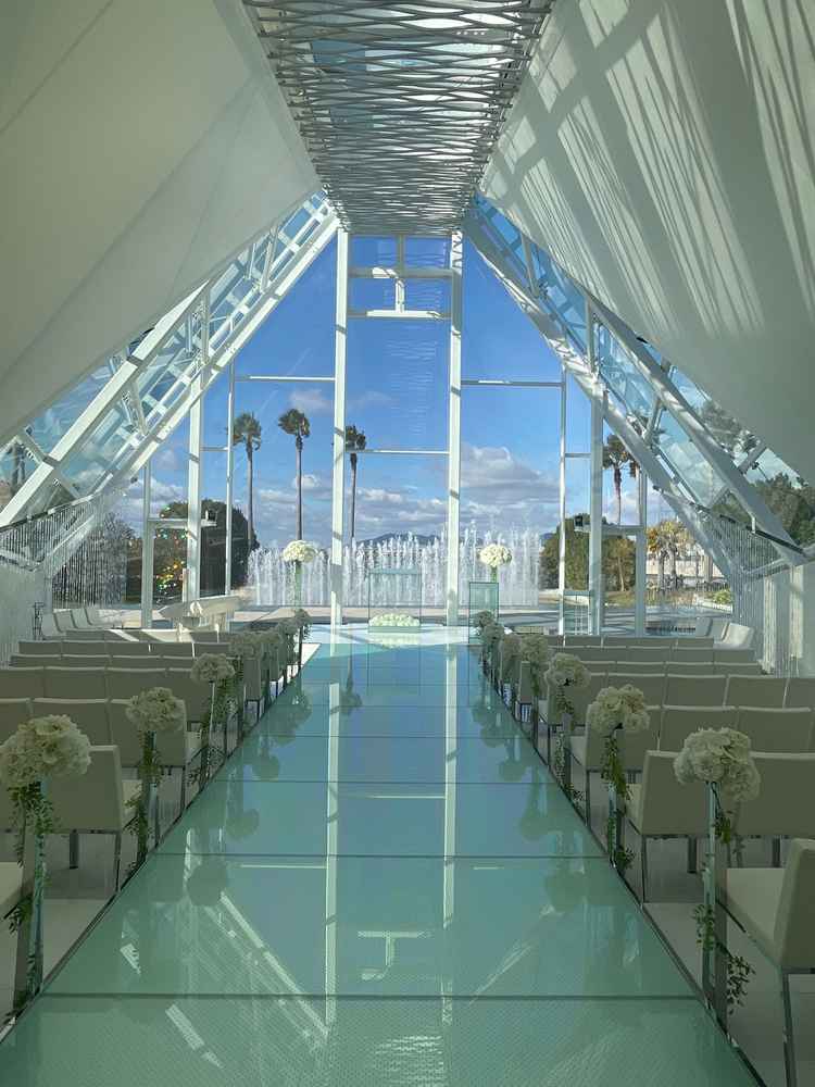 山の雰囲気と海の雰囲気のふたつあるチャペルの海の方。噴水で景色が楽しめる。