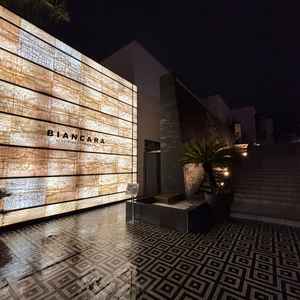 夜に見た外観はとても幻想的でした。全体的に高級感があるので、入館するまでのワクワク感を感じられます。