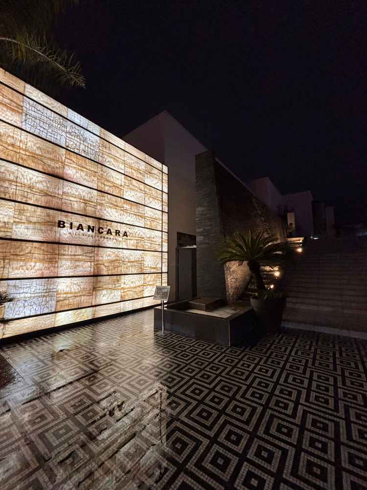 夜に見た外観はとても幻想的でした。全体的に高級感があるので、入館するまでのワクワク感を感じられます。