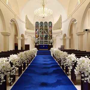 珍しい青いヴァージンロードのあるチャペル。入り口側で上からスクリーンを下ろし、映像を流せる。