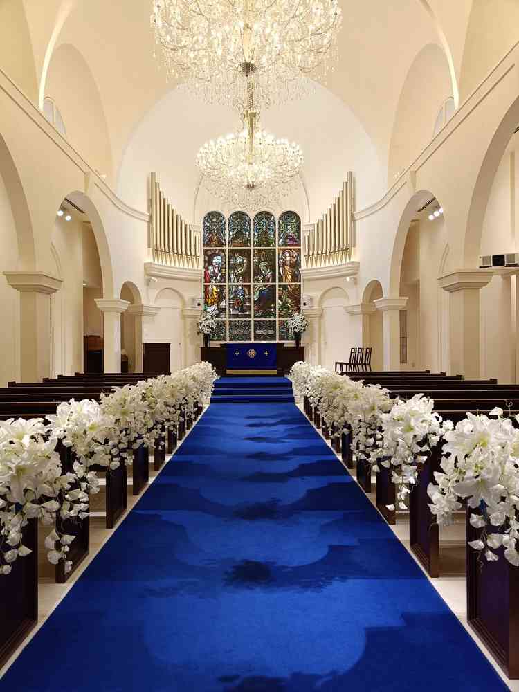 珍しい青いヴァージンロードのあるチャペル。入り口側で上からスクリーンを下ろし、映像を流せる。