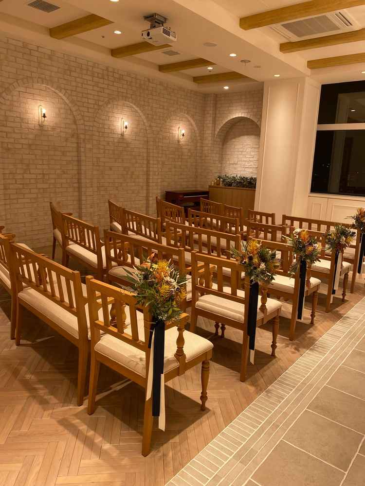 チャペル。椅子の向きを変えることができる。