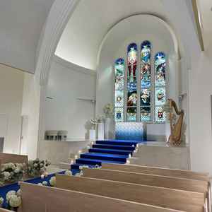 挙式会場の標準光量の写真。独立した挙式会場のため天井が高く、開放感がありは配色は落ち着いていて高級。