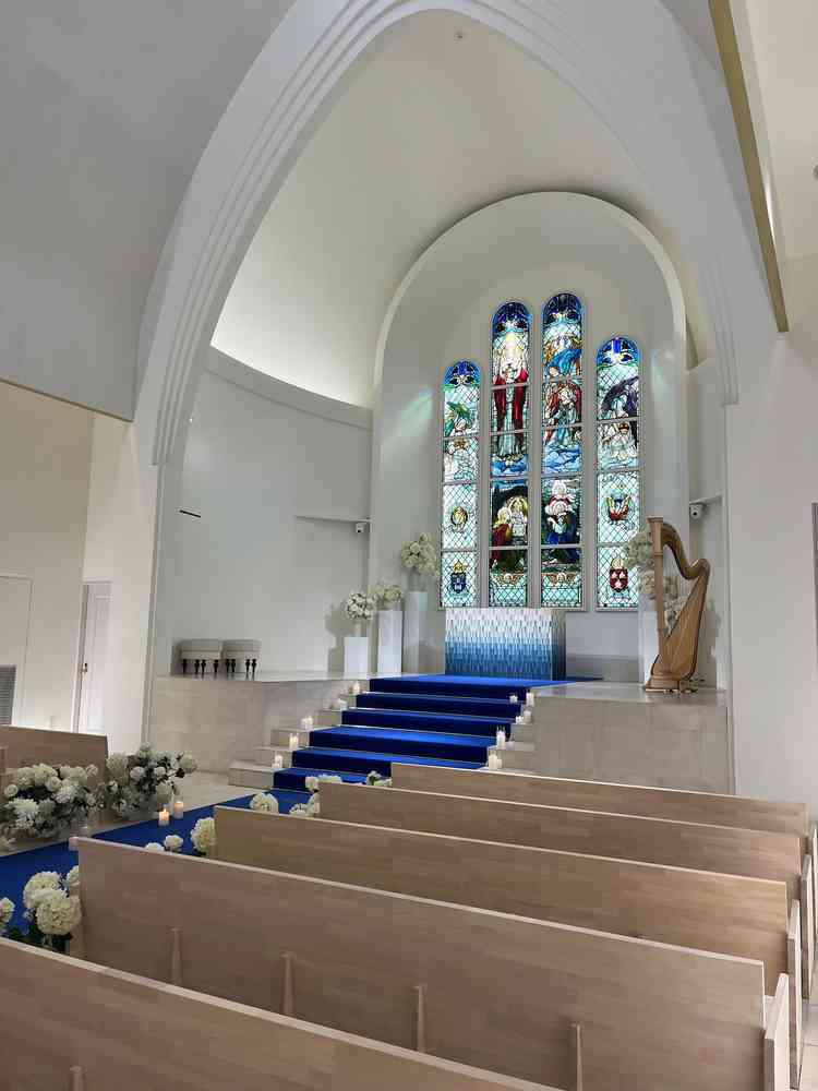 挙式会場の標準光量の写真。独立した挙式会場のため天井が高く、開放感がありは配色は落ち着いていて高級。