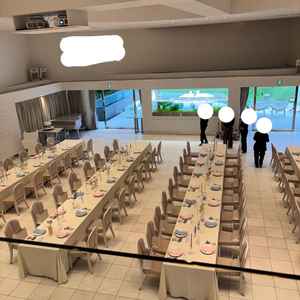 40名から使用シンプルな披露宴会場のため自分の好きなカラーにコーディネートすることができそうでした。