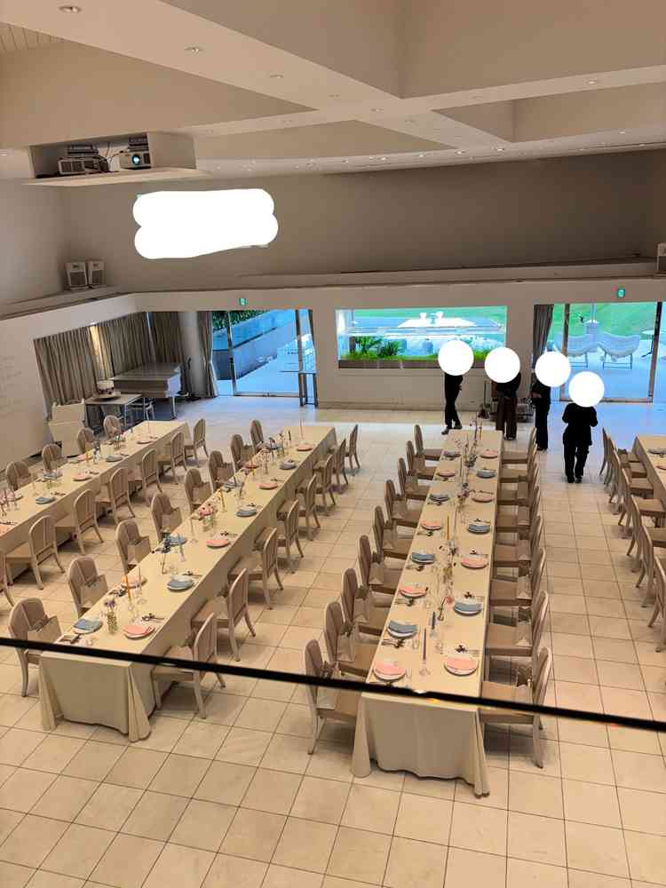 40名から使用シンプルな披露宴会場のため自分の好きなカラーにコーディネートすることができそうでした。