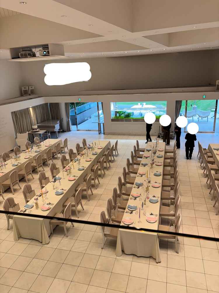 40名から使用シンプルな披露宴会場のため自分の好きなカラーにコーディネートすることができそうでした。