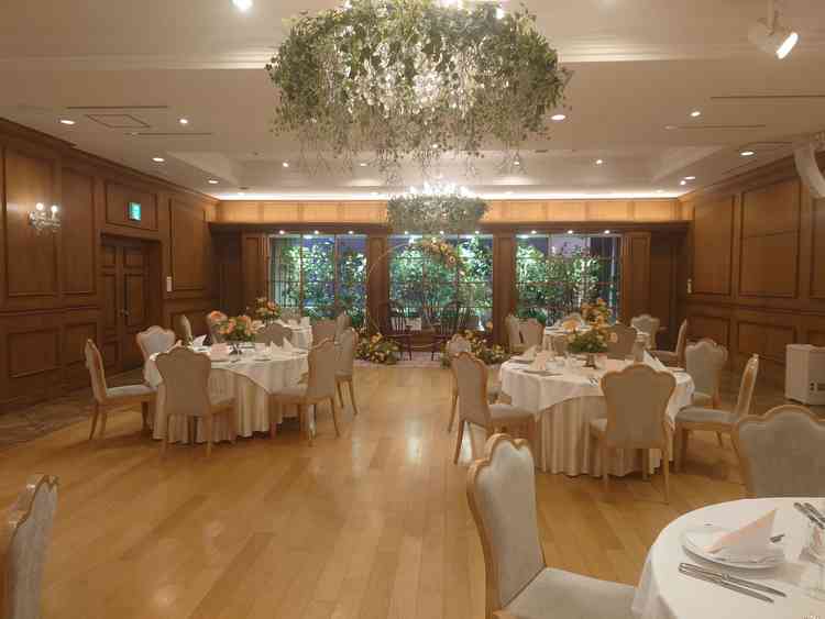 オンザツリー会場。木目調の壁と、オープンキッチンが素敵でした。入り口にはバーカウンターもありました、