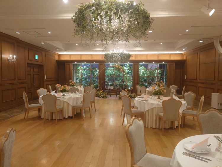 オンザツリー会場。木目調の壁と、オープンキッチンが素敵でした。入り口にはバーカウンターもありました、