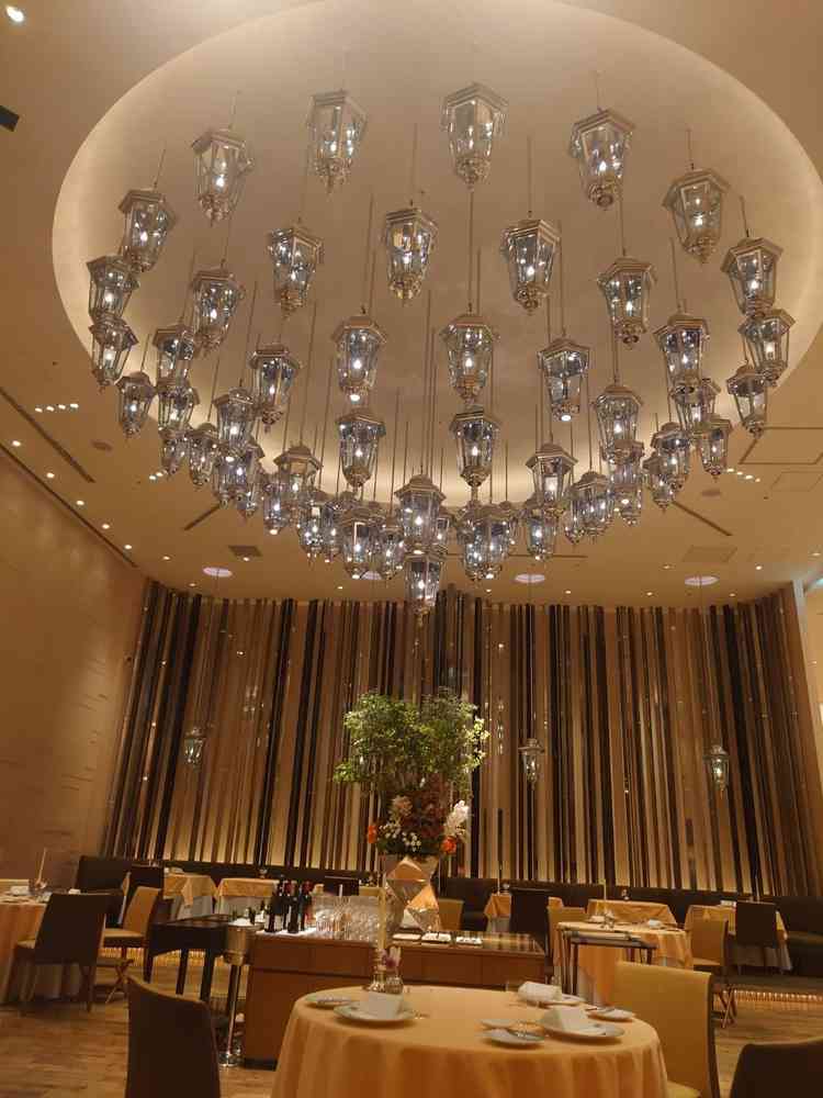 天井は高く、開放感がある。シャンデリアが美しい。