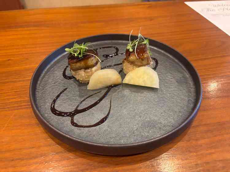 1番人気なフォアグラの握り寿司。食べた瞬間至福に包まれました。