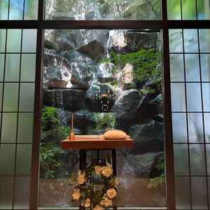 式場内の2人の指輪交換や近いの言葉を述べる正面の場所には、背景に水の流れや緑が溢れていて素敵でした