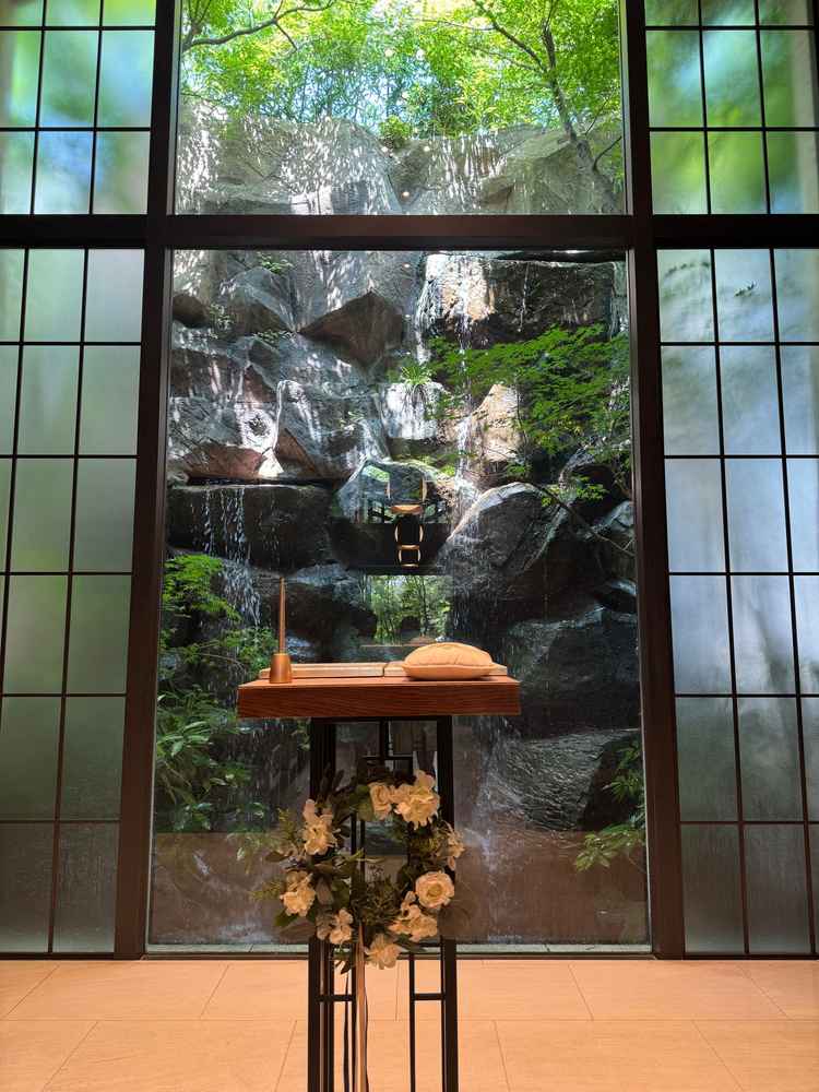 式場内の2人の指輪交換や近いの言葉を述べる正面の場所には、背景に水の流れや緑が溢れていて素敵でした