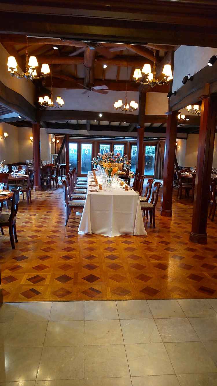 扉を開けて、真正面から見える披露宴会場の写真です。