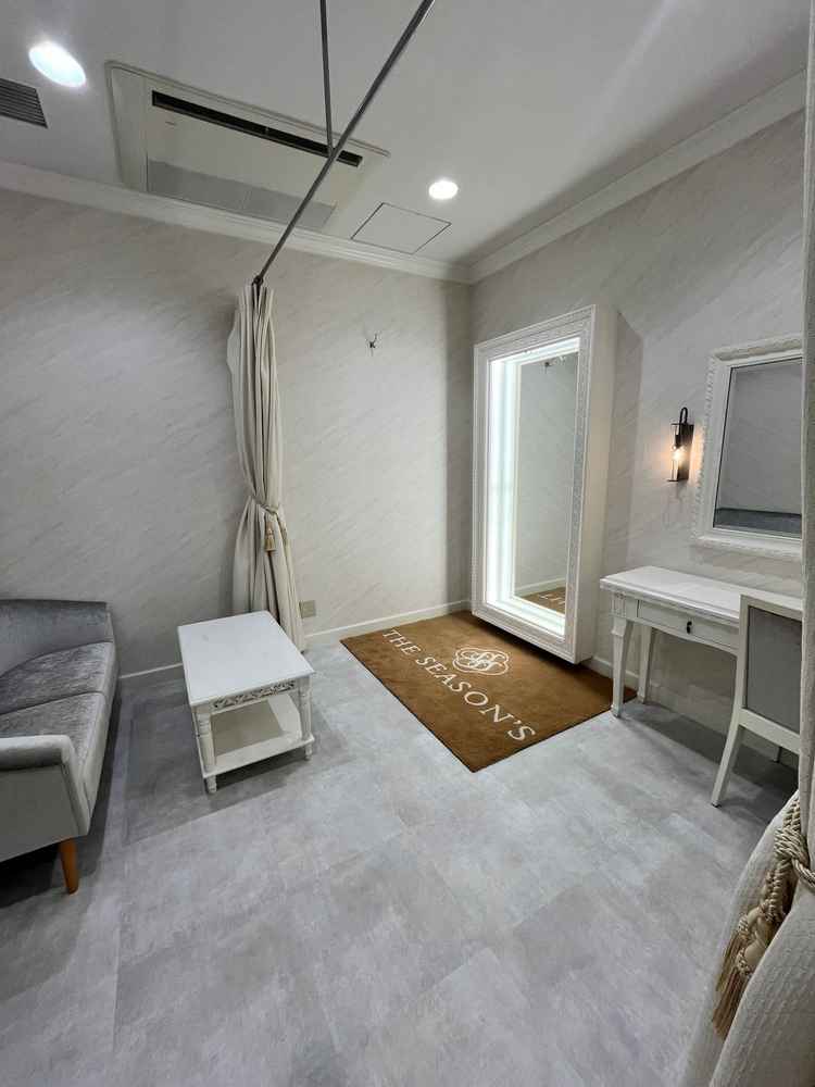 着替えるところ。カーテンで限られているから声を掛け合える。