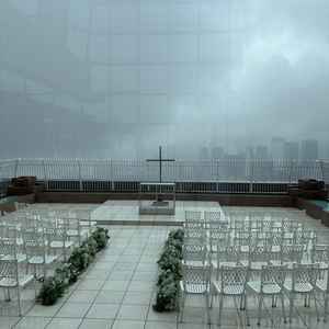 屋外挙式会場の写真です。こちらも同様に天気が良ければスカイツリーが見えるそうです。