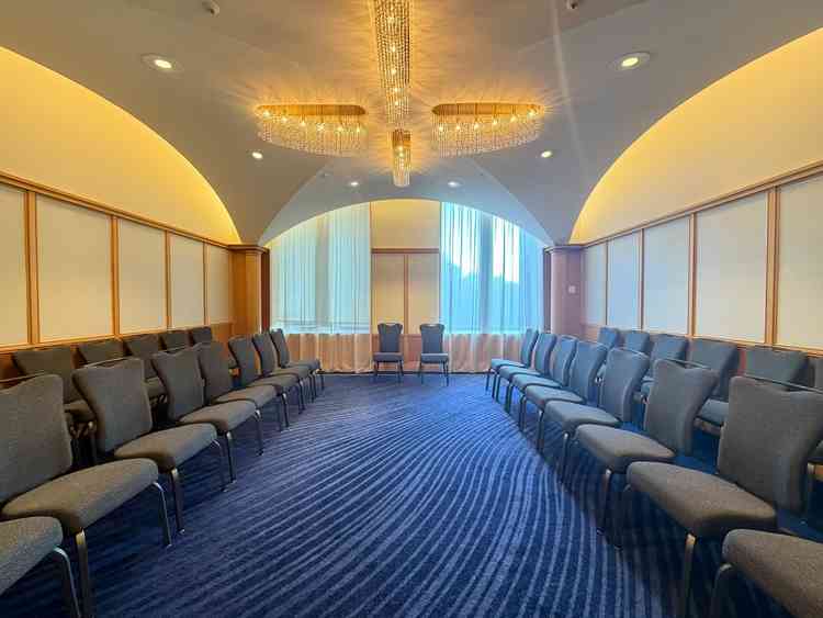 両家顔合わせの部屋です。十分な大きさで良いと思います。