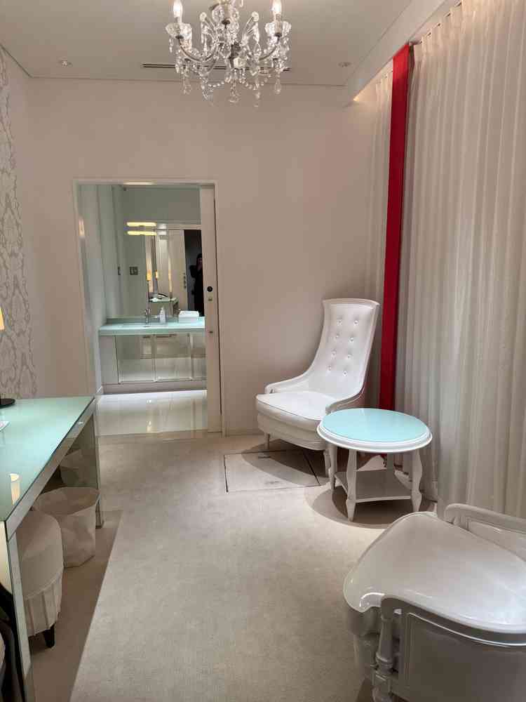 チャペル横の新郎新婦控室。ゲストの動線もよく、スムーズに挙式が行えると感じました。