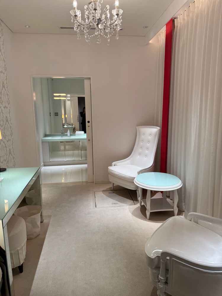 チャペル横の新郎新婦控室。ゲストの動線もよく、スムーズに挙式が行えると感じました。